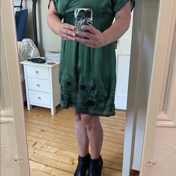 Le Château | Elastic waist. Wrap dress. Silk looking green mini dress. Size M. - Picture 2 of 9